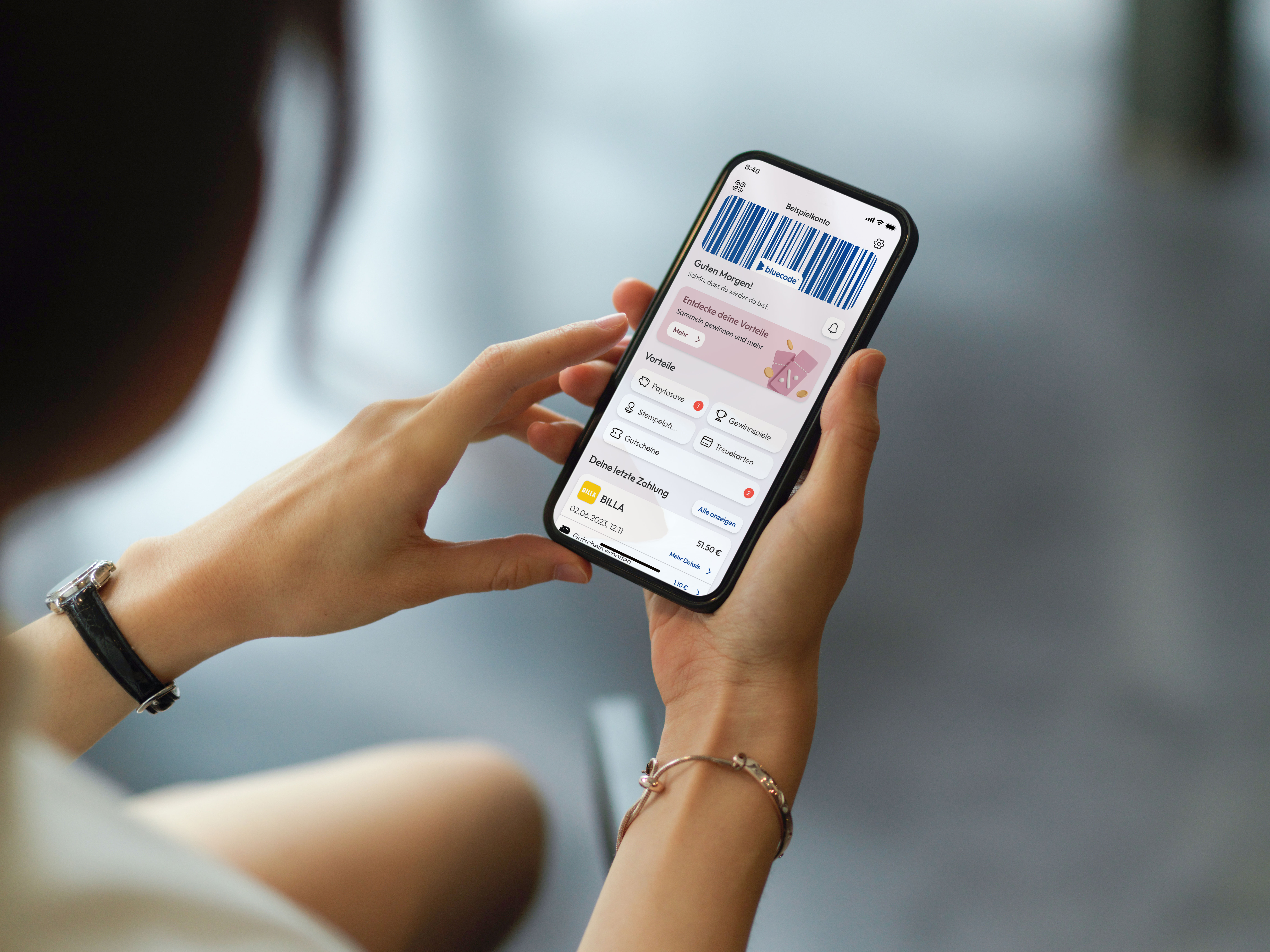 Bluecode auf dem Screen eines Handys in den Händen einer Frau.